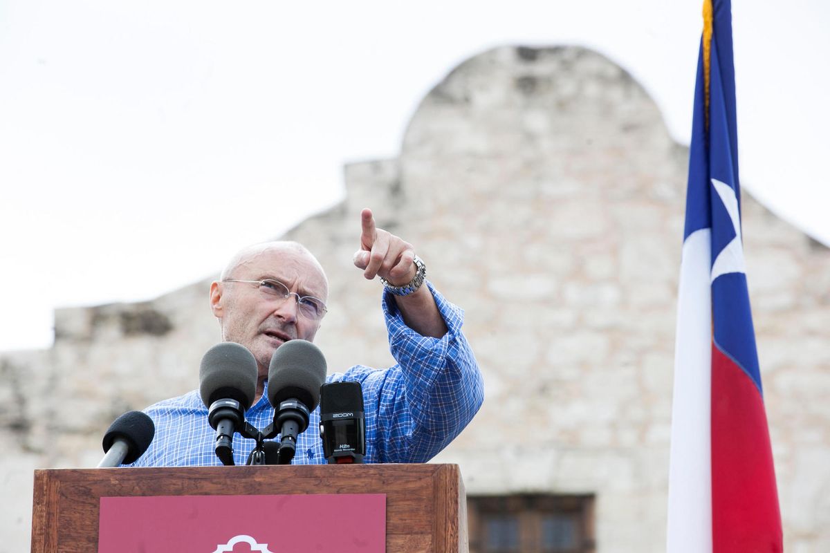 British rock star and Texan history enthusiast Phil Collins speaks at the Alamo in 2014 © San Antonio Express-News/ZUMAPRESS.com