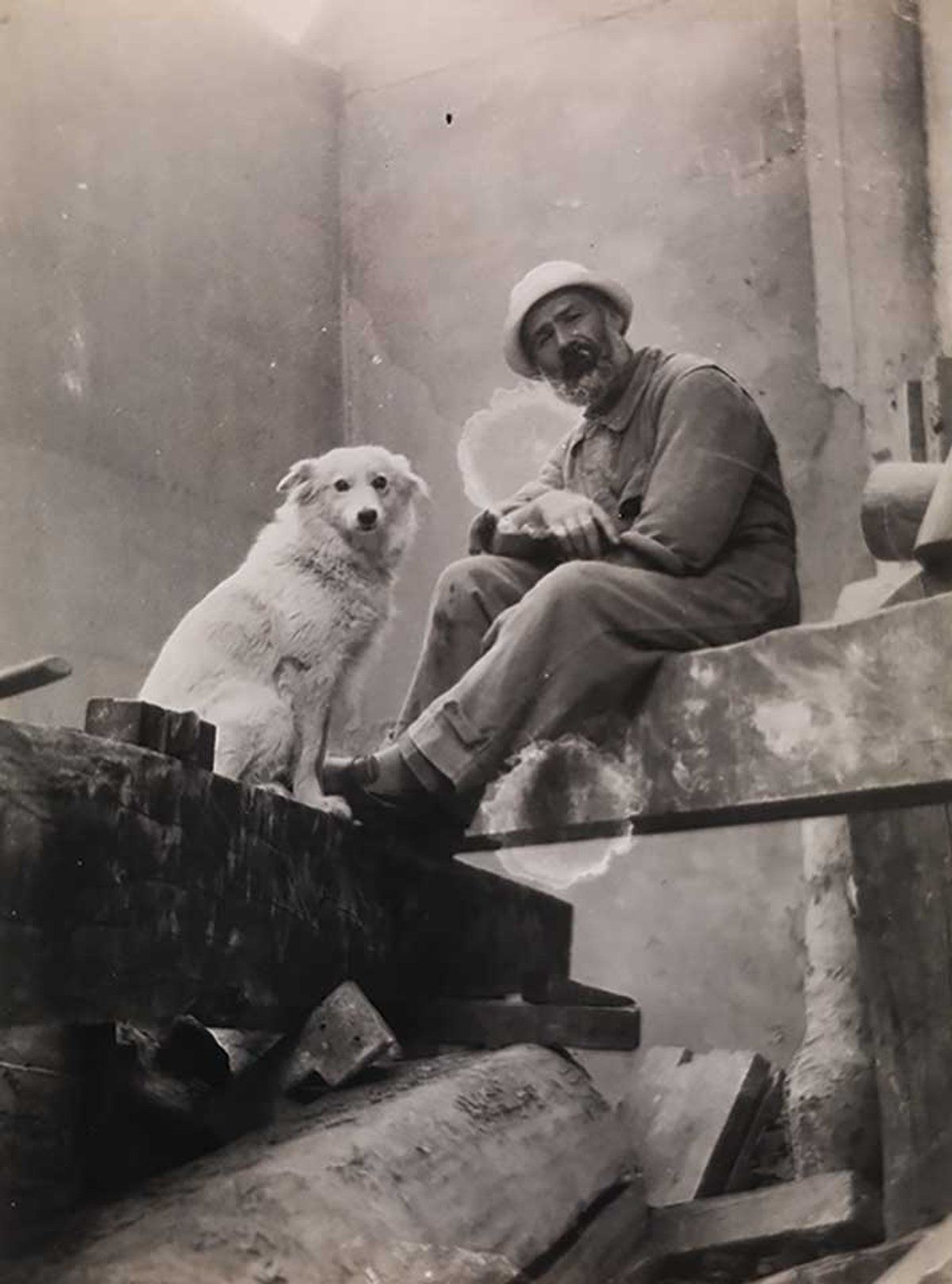Constantin Brâncuși’s self-portrait with Polaire the dog in his studio (around 1934)
© Succession Brancusi. (Adagp). Photo: © Centre Pompidou, MNAM-CCI/Dist. RMN-GP. All rights reserved