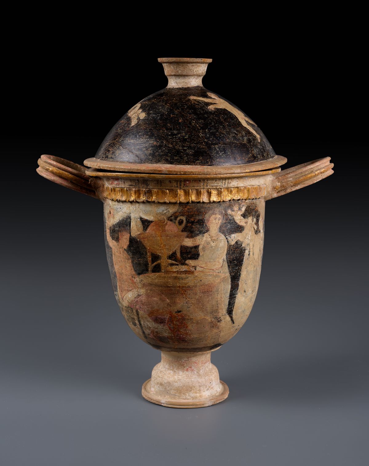 Pyxis (storage vessel with lid) with multicolored painting, Centuripe (Sicily) (third century BC). Property of the Region of Sicily after voluntary restitution on ethical grounds by the Allard Pierson, University of Amsterdam (formerly APM13988)
Photo: Stephan van der Linden, Allard Pierson