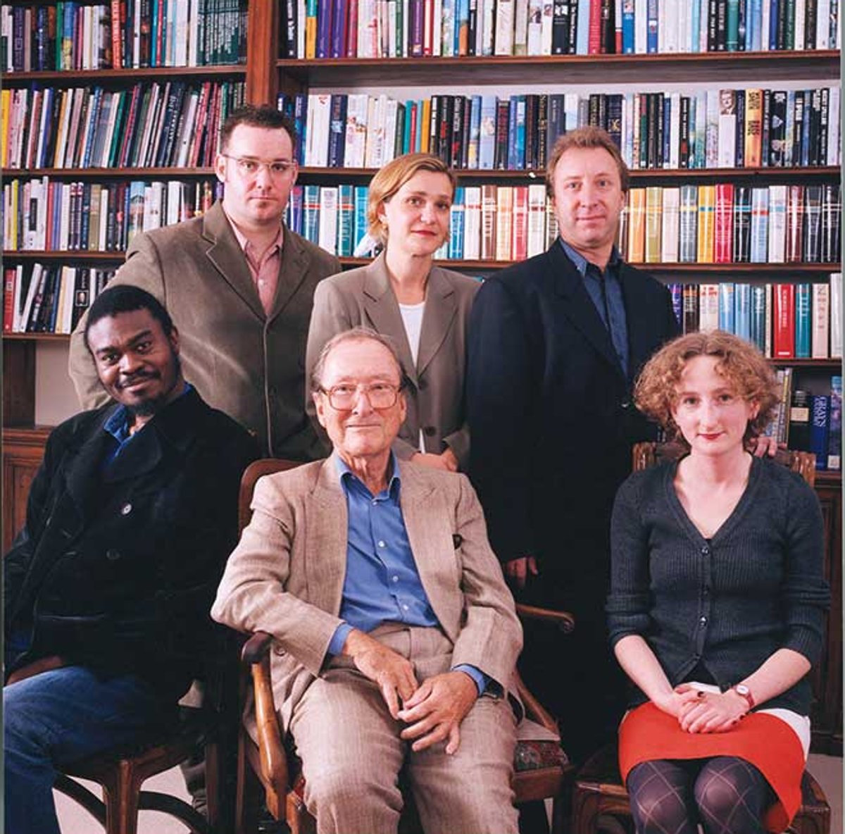 Jane Hamlyn (back, centre) and Paul Hamlyn (front, centre) with 1998’s cohort, including Yinka Shonibare (front, left)
Courtesy Paul Hamlyn Foundation