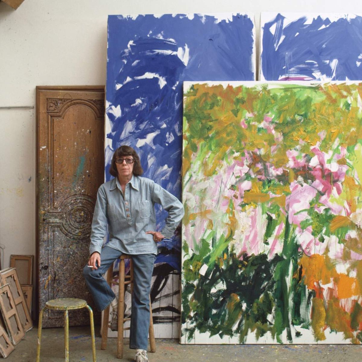 Joan Mitchell in her studio in Vétheuil, France, in 1983 Robert Freson, Joan Mitchell Foundation Archives/©Joan Mitchell Foundation