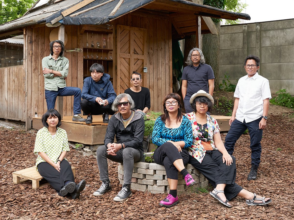 The Documenta 15 curators ruangrupa at the installation Vietnamese Immigrating Garden by Tuan Mami (Nha San Collective), 2022
Photo: Nicolas Wefers