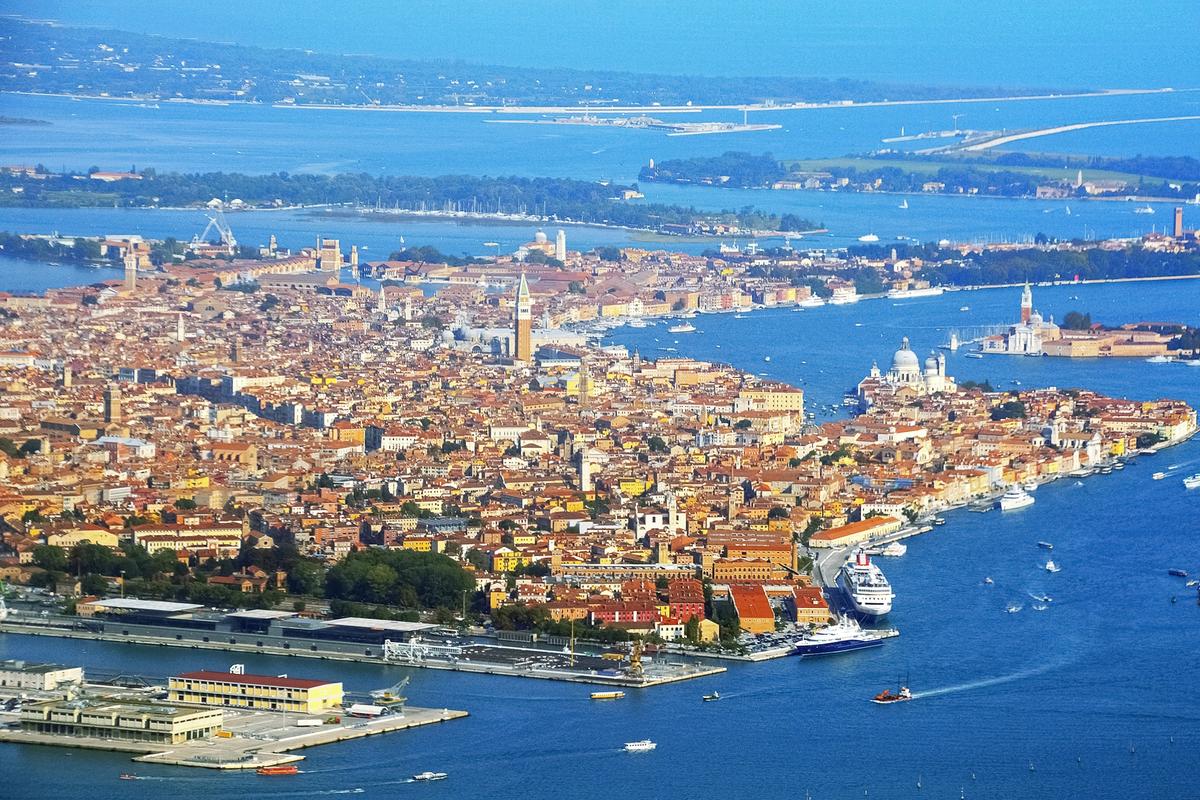 Venice and its lagoon are plagued by poorly managed tourism and sea level rise linked to climate change Photo by Jeremy Zero on  Unsplash