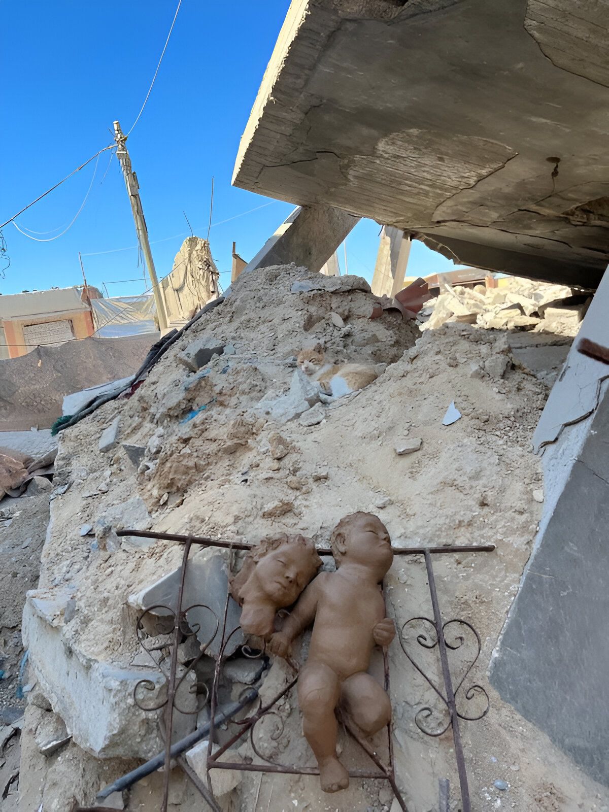 A haunting sculpture of the bodies two toddlers, photographed among ruins, by artist Khaled Hussein Courtesy of the artist