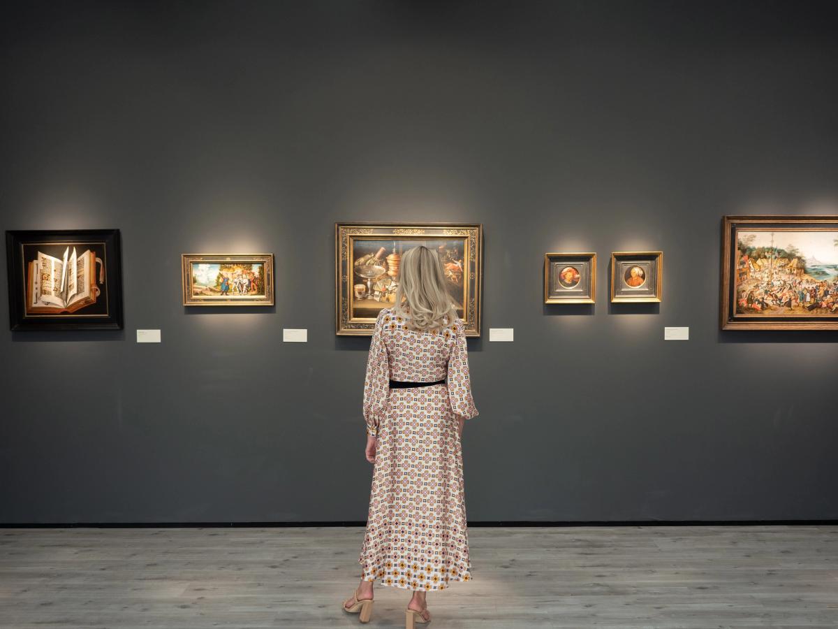 A visitor at Frieze Masters 2022—one of a number of fairs this year that held live events with no social distancing measures. Courtesy of Frieze