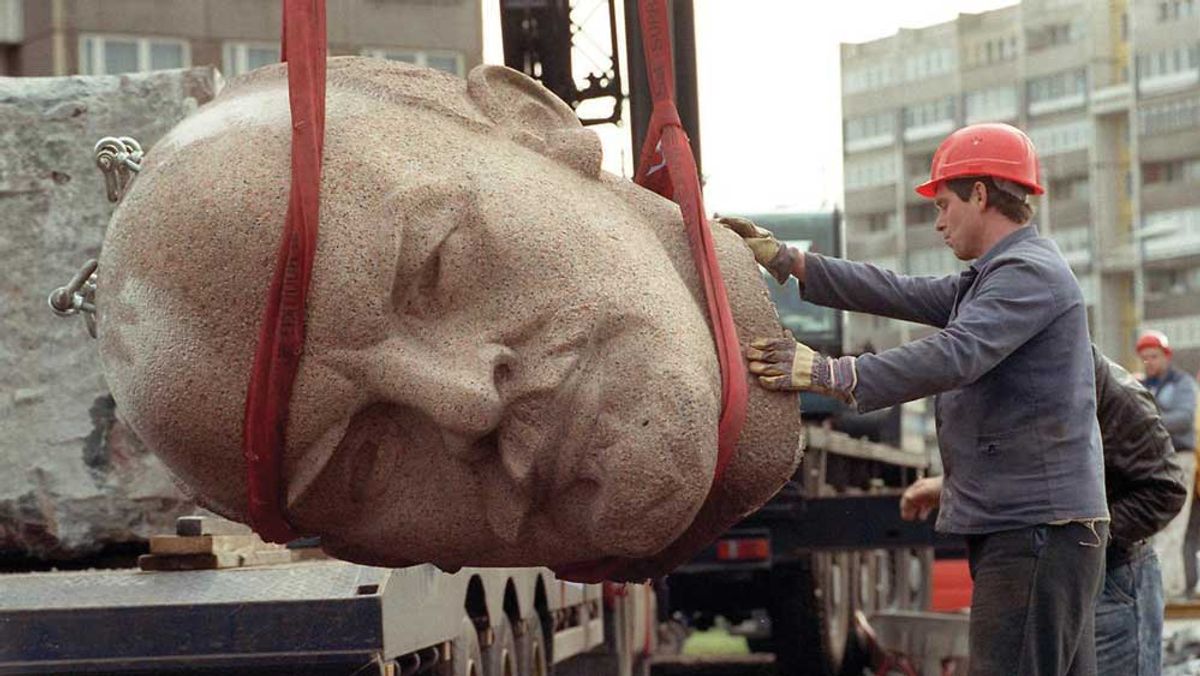 The 19m-tall statue of Lenin was unveiled in 1970. It stood in Lenin Square (now United Nations Square) until 1990, when it was cut into 129 pieces and buried in the woods on the edge of the German capital. Photo : picture alliance / dpa