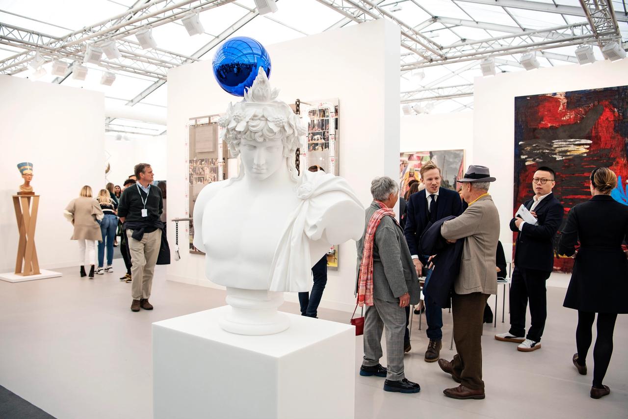 今年参加伦敦弗里兹艺术展(Frieze London)等展会的海外参展商，在向客户出售艺术品时，将必须遵守更高的尽职调查要求