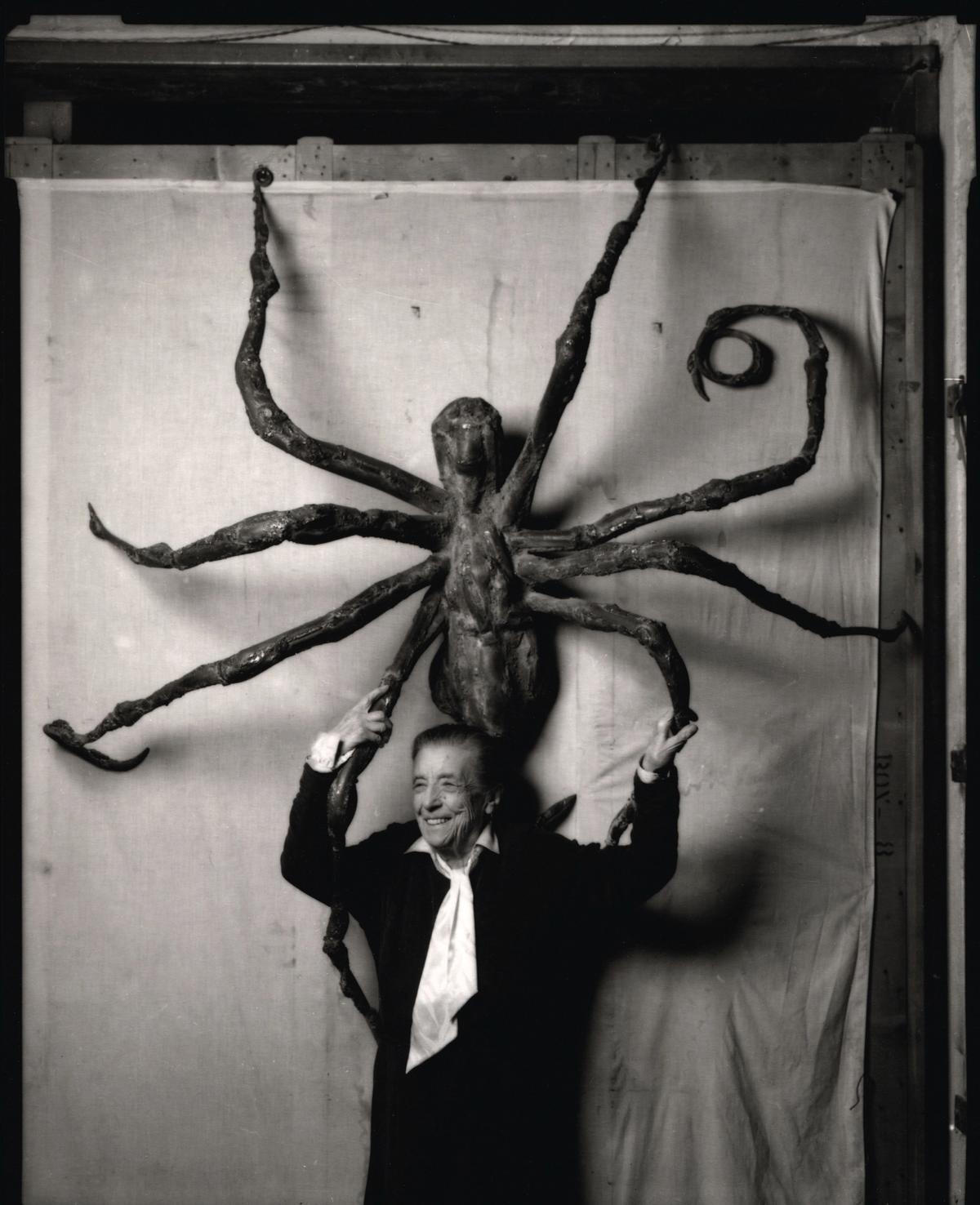 Louise Bourgeois pictured with the steel version of Spider IV, (1996). Photo: Peter Bellamy. © 2022 The Easton Foundation, Licensed by VAGA at Artists Rights Society (ARS), NY.