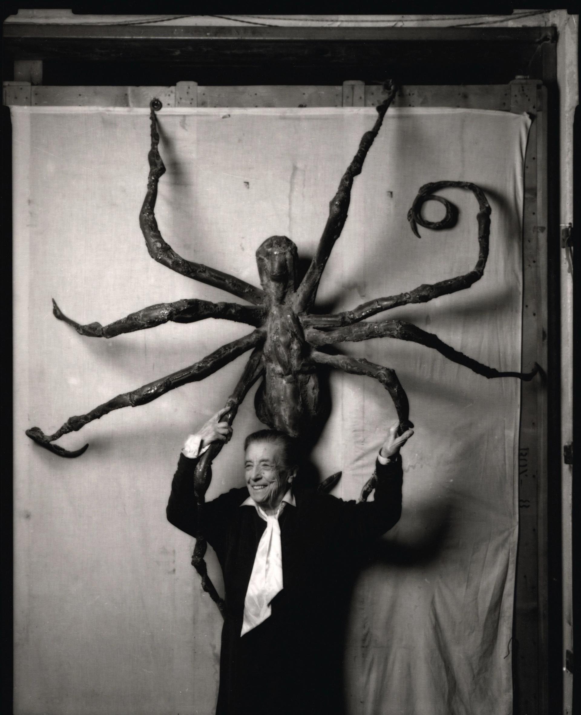 Louise Bourgeois pictured with the steel version of Spider IV, (1996). Photo: Peter Bellamy. © 2022 The Easton Foundation, Licensed by VAGA at Artists Rights Society (ARS), NY. 