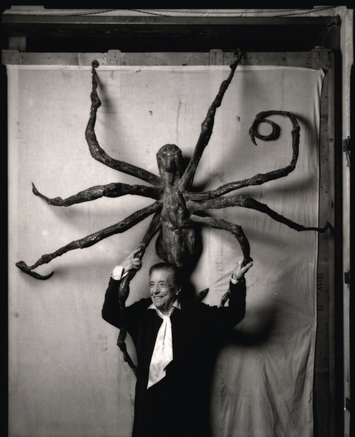 Louise Bourgeois pictured with the steel version of Spider IV, (1996). Photo: Peter Bellamy. © 2022 The Easton Foundation, Licensed by VAGA at Artists Rights Society (ARS), NY.