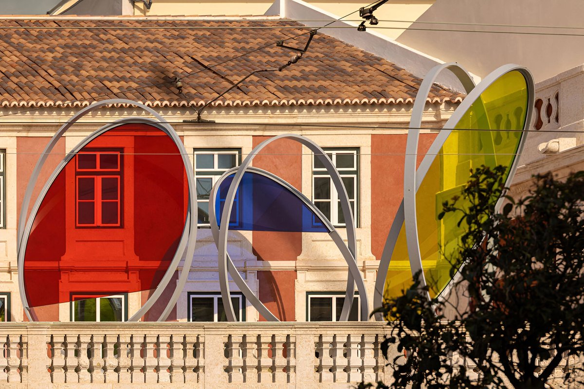 A large-scale site-specific work by the Portuguese artist José Pedro Croft outside the Museu de Arte Contemporânea Armando Martins in Lisbon 
© Fernando Guerra