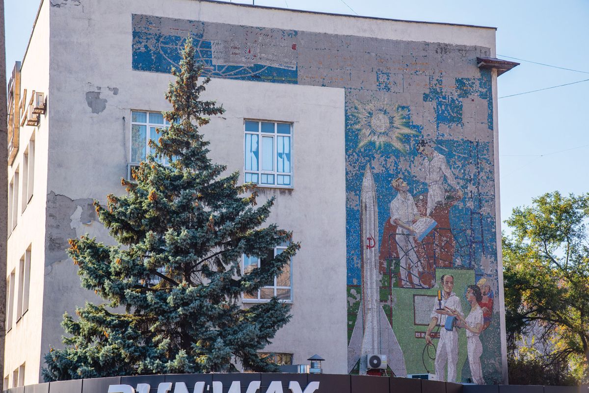 Conquerors of the Cosmos (1964), depicting space scientists as well as a hammer and sickle, was Victor Arnautoff’s first work in Mariupol, Ukraine © Ivan Stanislavsky