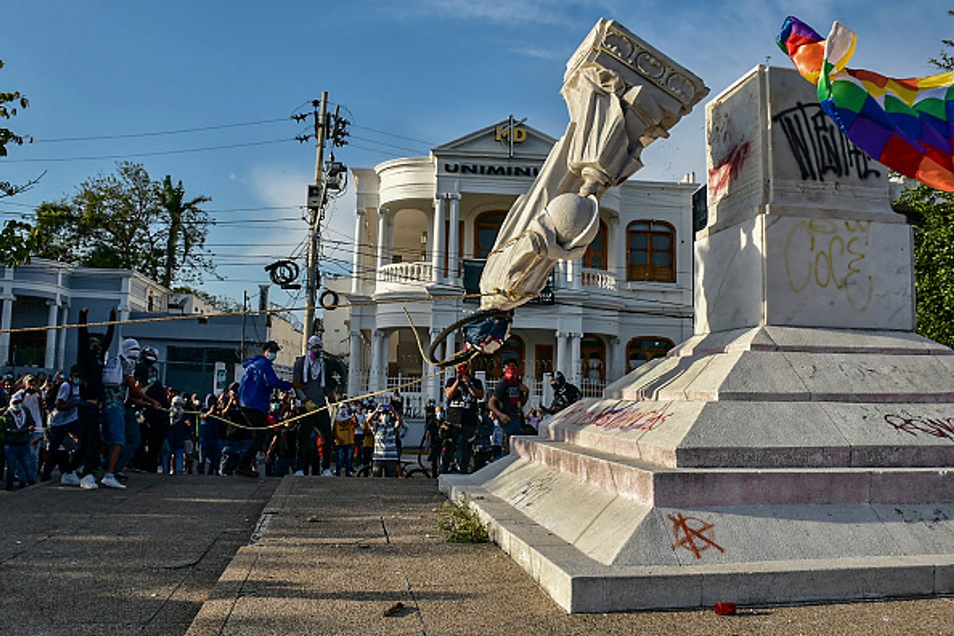 Protestors topple a statue of Christopher Columbus during a demonstration against the government in Barranquilla, Colombia on 28 June 2021 Photo: Mery Grandos Herrera/AFP via Getty Images