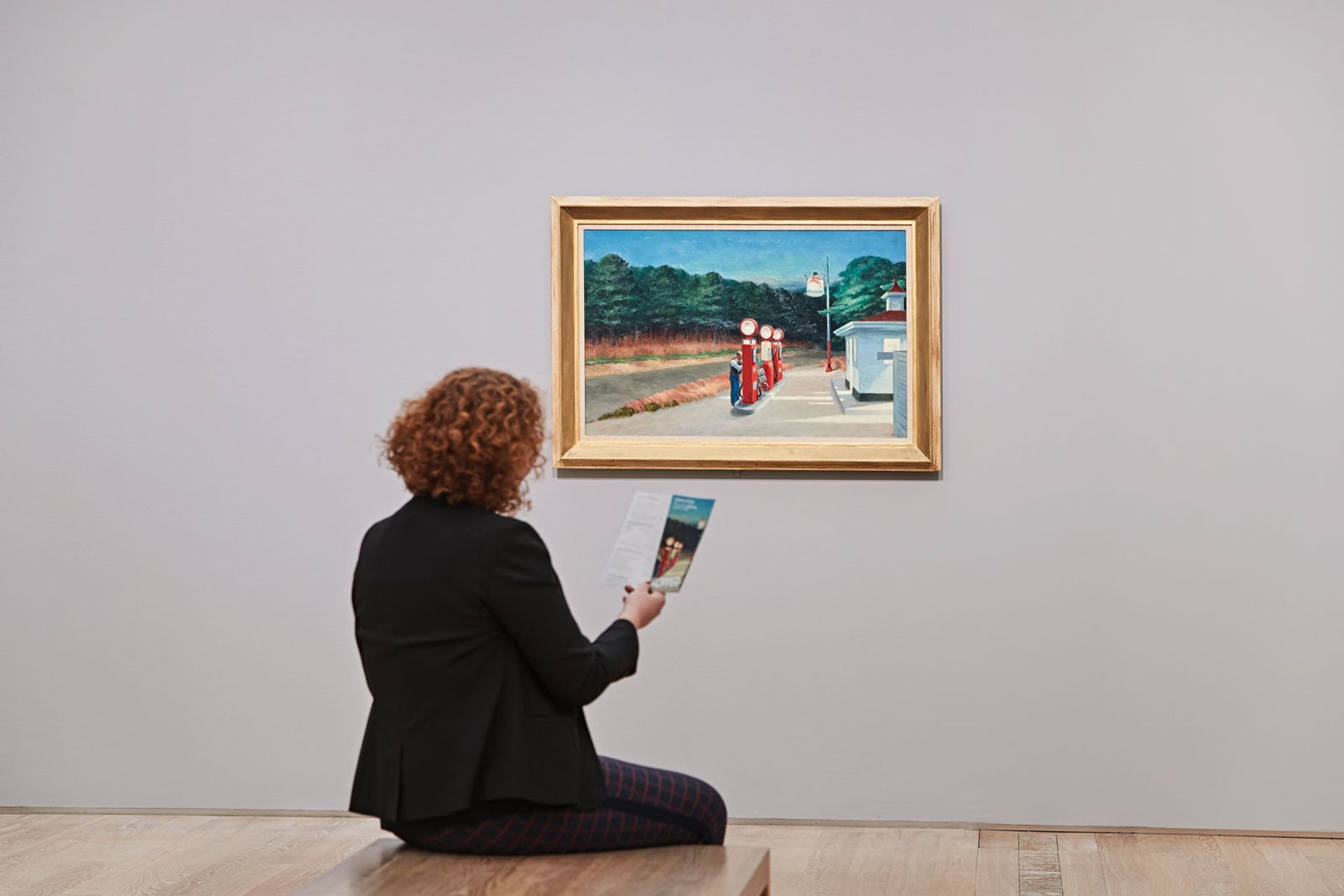 A visitor at the Edward Hopper exhibition at the Fondation Beyeler, before the lockdown © Photo: Mark Niedermann
