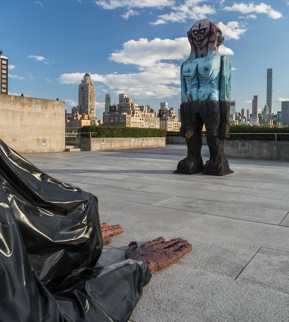 Huma Bhabha, We Come in Peace, installation view Huma Bhabha, courtesy of the artist and Salon 94. Photo: The Metropolitan Museum of Art, by Hyla Skopitz