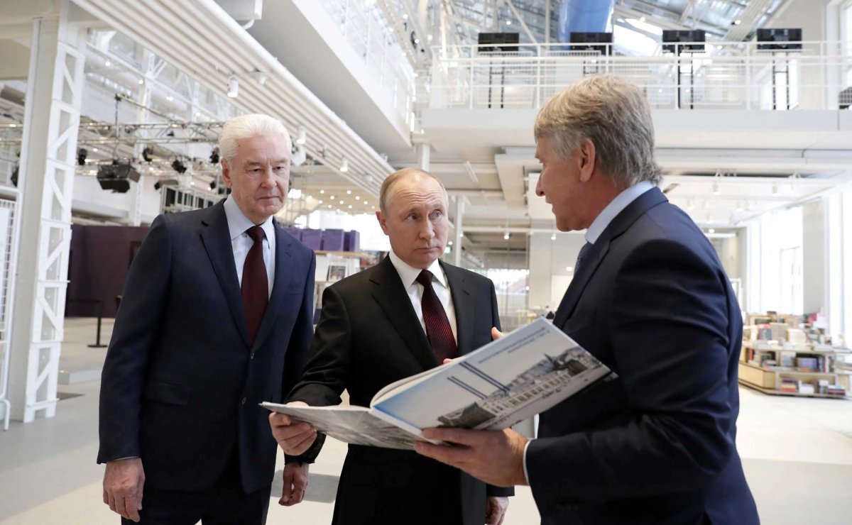 The mayor of Moscow (left) and President Putin at GES-2 with the art centre’s founder Leonid Mikhelson
Photo: Kremlin.ru