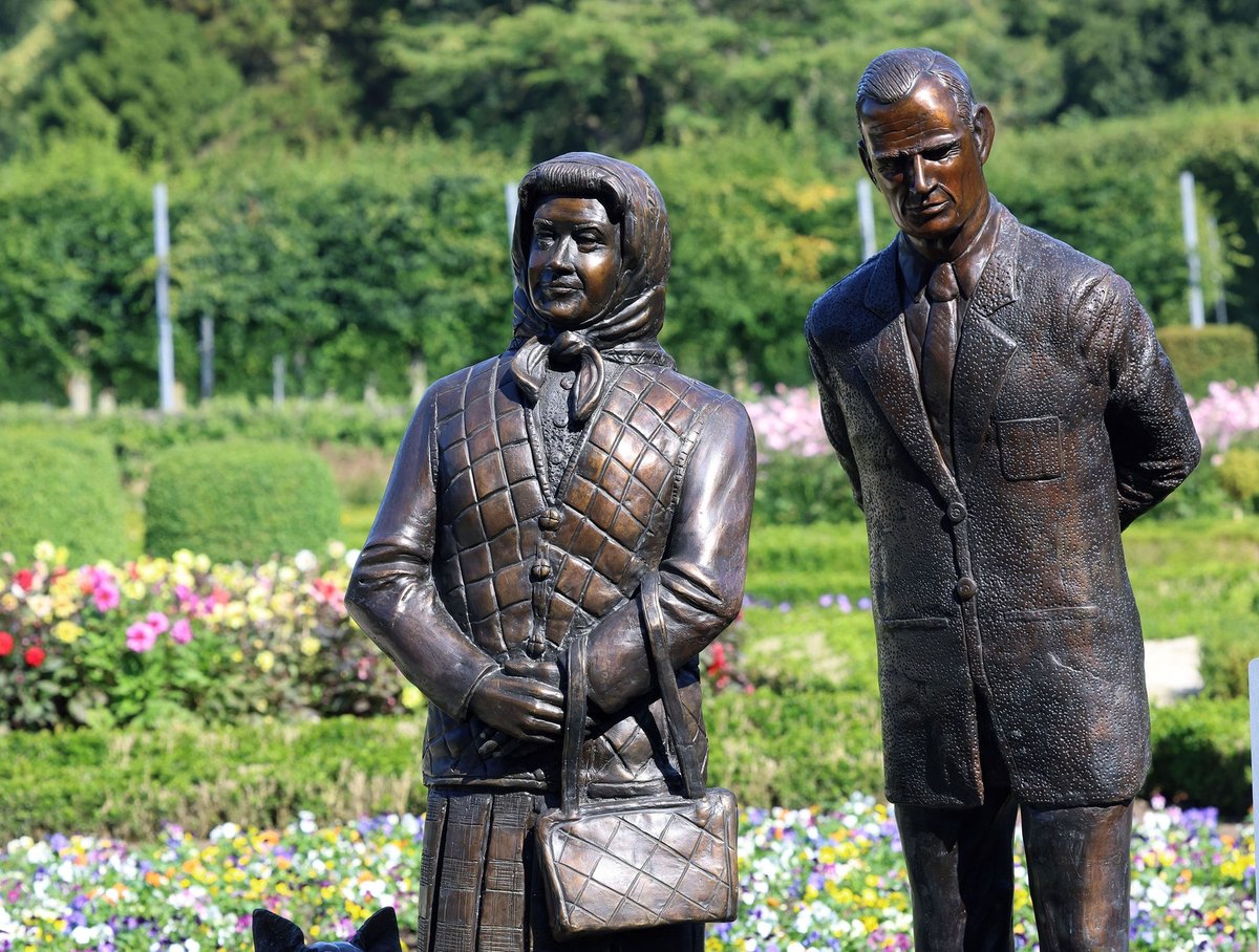 The statue of Queen Elizabeth II by Anto Brennan
courtesy Antrim and Newtownabbey Borough council (Facebook)
