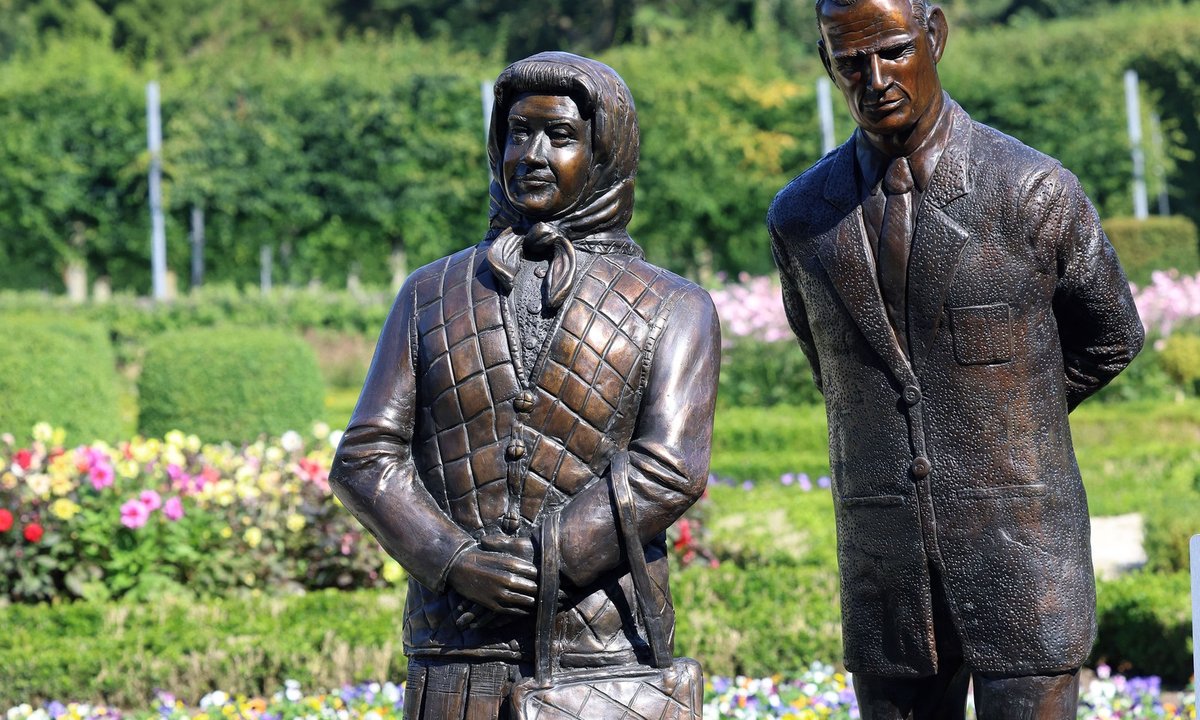 Elizabeth II or Mrs Doubtfire? New statue of late queen goes viral Elizabeth II or Mrs Doubtfire? New statue of late queen goes viral