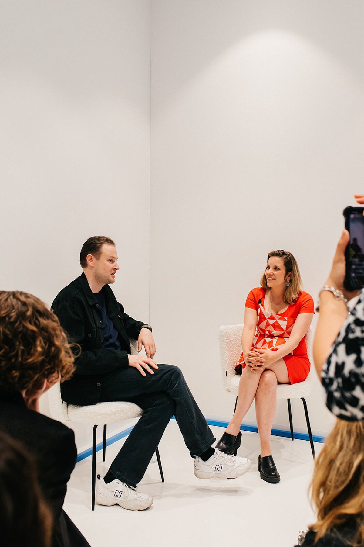 Arcual CEO Bernadine Bröcker Wieder in conversation with the artist Simon Denny for Arcual Reflections Photo: Gloria Soverini