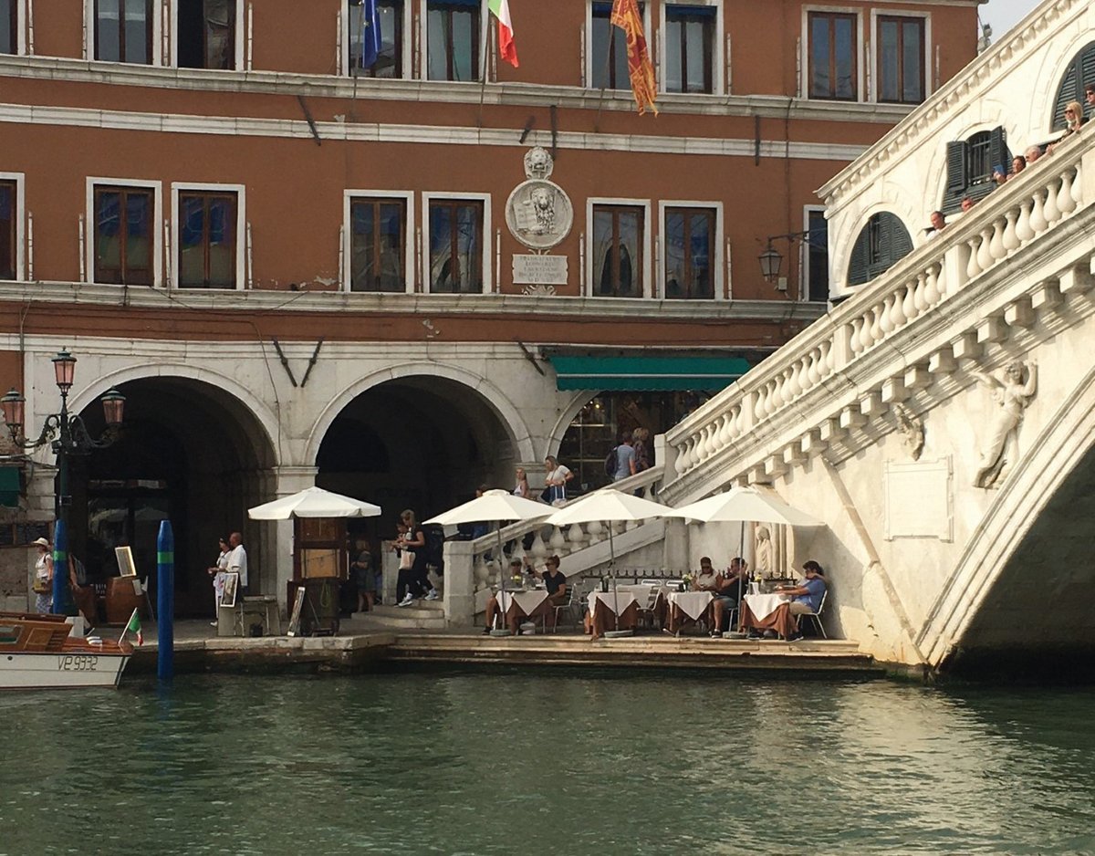 Two pictures of the Rialto in Venice show how water levels have already risen: in this contemporary picture, only one clean step is visible. Photo: Francesco da Mosto.
