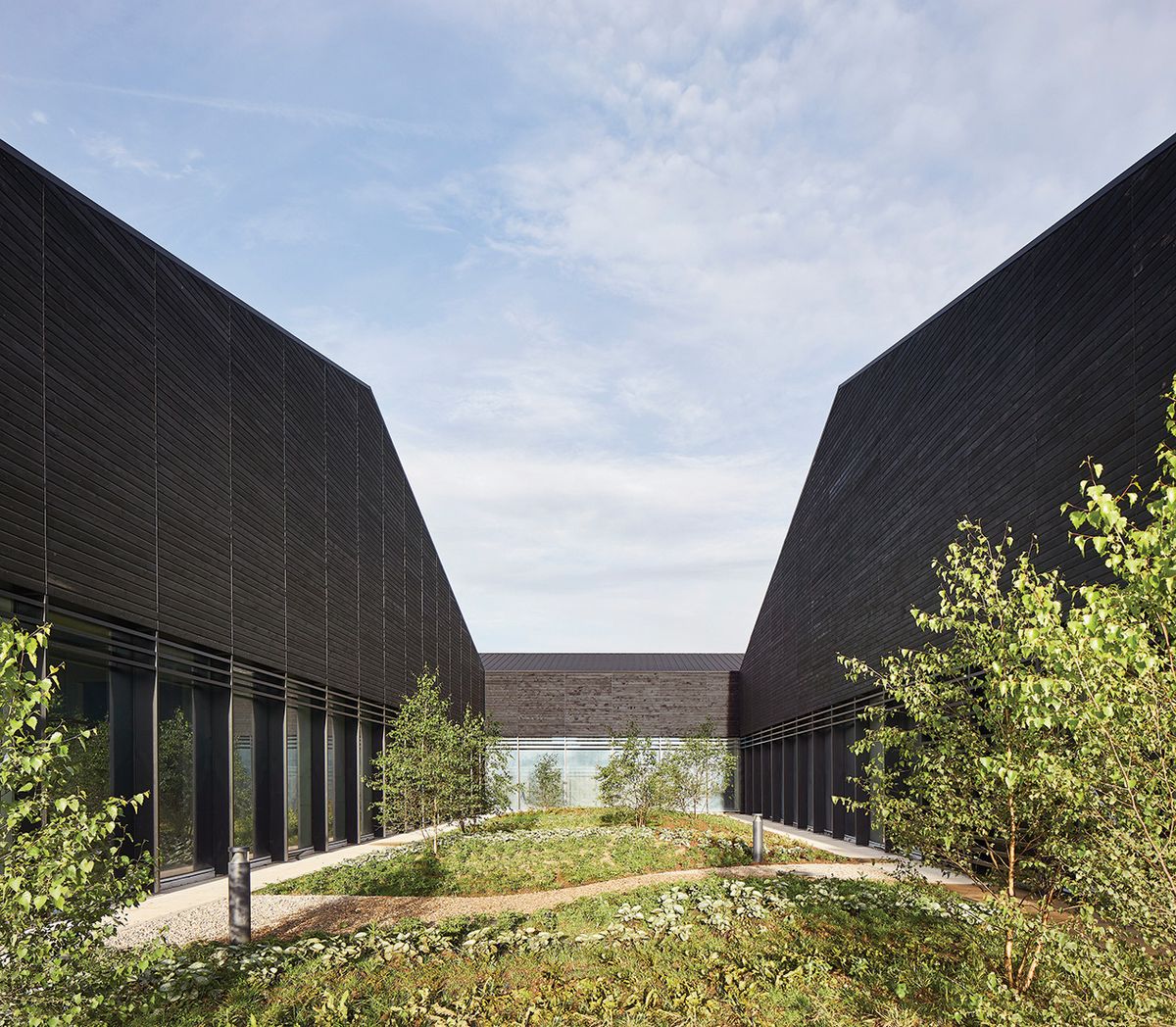 The 15,628 sq. m facility, designed by the British practice John McAslan + Partners, is located 44 miles west of London and run in partnership with the University of Reading © Hufton+Crow