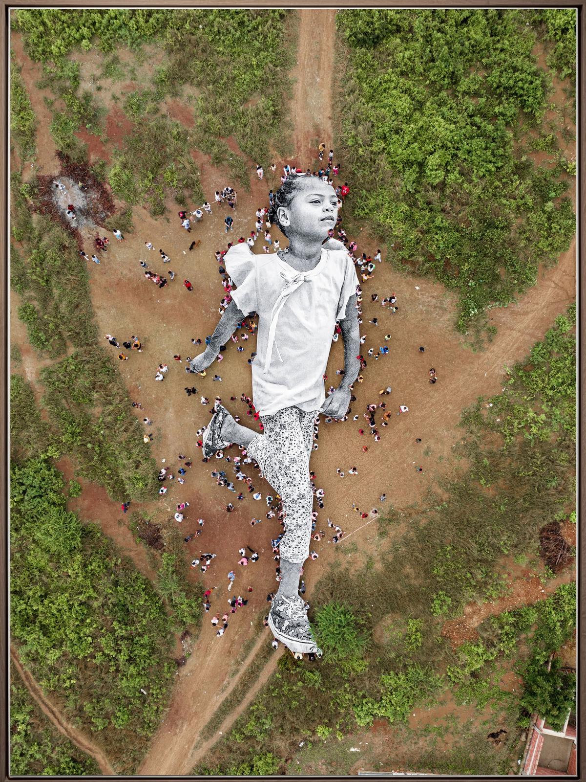 The exhibition presents the series by Deplacé-e-s, for which the artist travelled to places where families were seeking refuge due to war, climate change or social instability 
Déplacé.e.s, Andiara #2, Colombia, 2022. ©JR. Courtesy of the artist and Perrotin