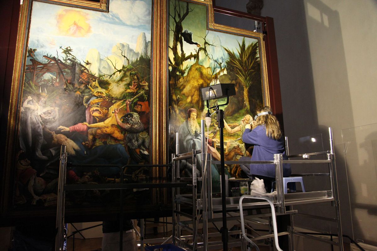 A restorer working on the Isenheim altarpiece in Colmar © Musée Unterlinden, Colmar