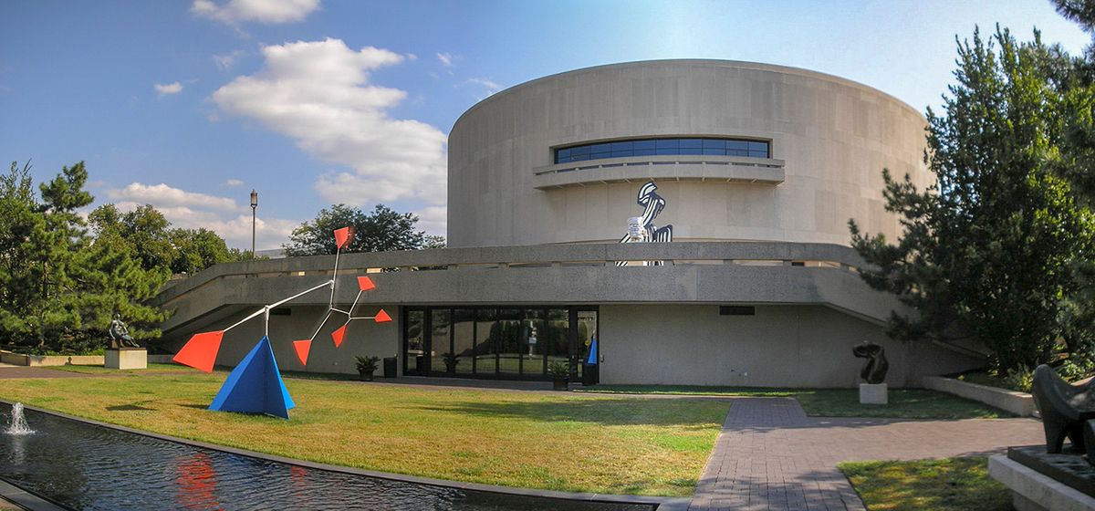 The Hirshhorn Museum and Sculpture Garden in Washington DC. As designed by Gordon Bunshaft, a rectangular pool in the garden echoes a window and balcony on the 1974 museum's façade. Courtesy of Wikimedia Commons