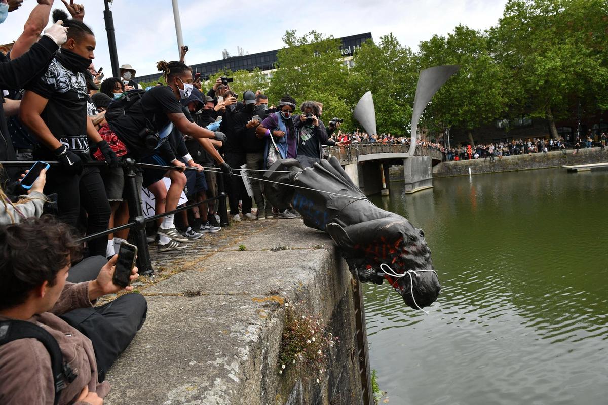 Protesters throw the statue of Edward Colston into Bristol harbour during a Black Lives Matter protest rally, in memory of George Floyd who was killed on 25 May while in police custody in the US city of Minneapolis © PA Images / Alamy Stock Photo