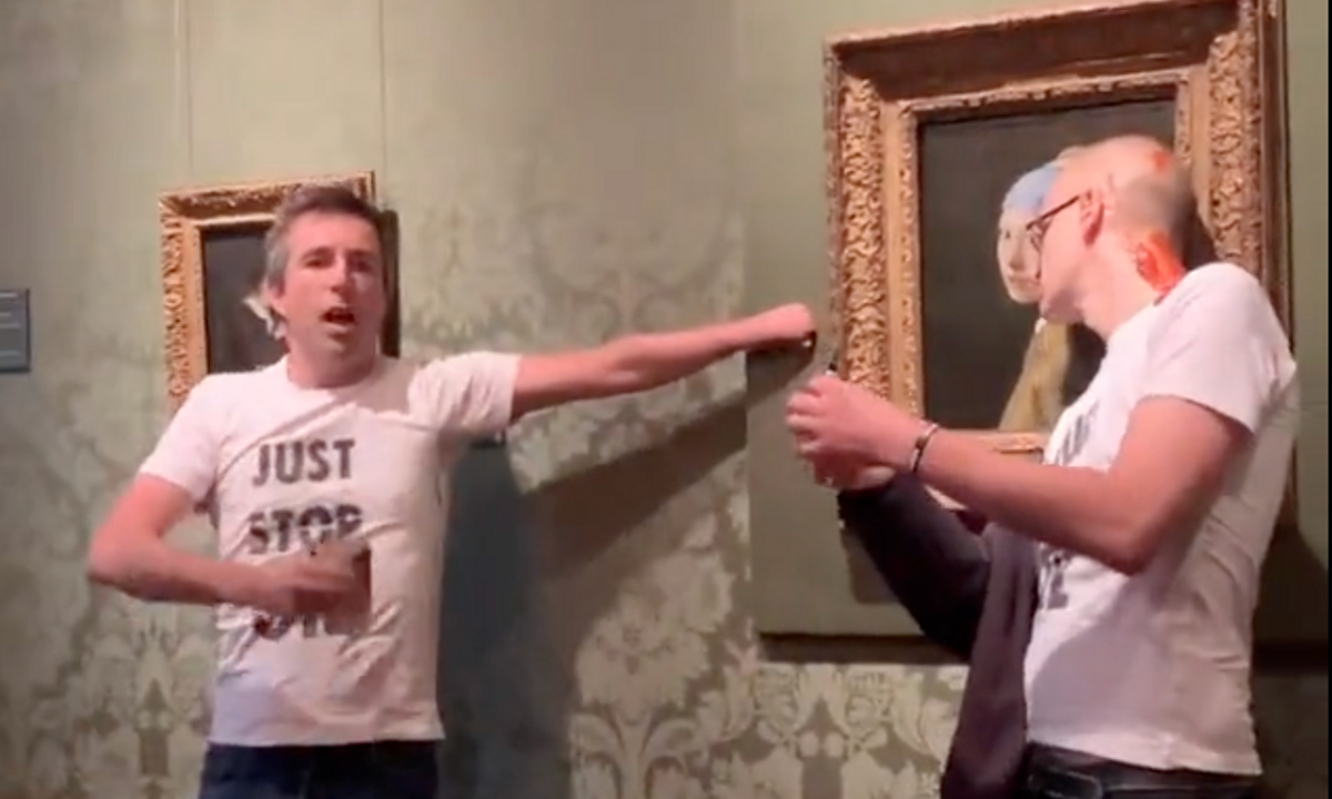 Eco activist attempts to glue his head to Vermeer’s Girl with a Pearl Earring Eco activist attempts to glue his head to Vermeer’s Girl with a Pearl Earring