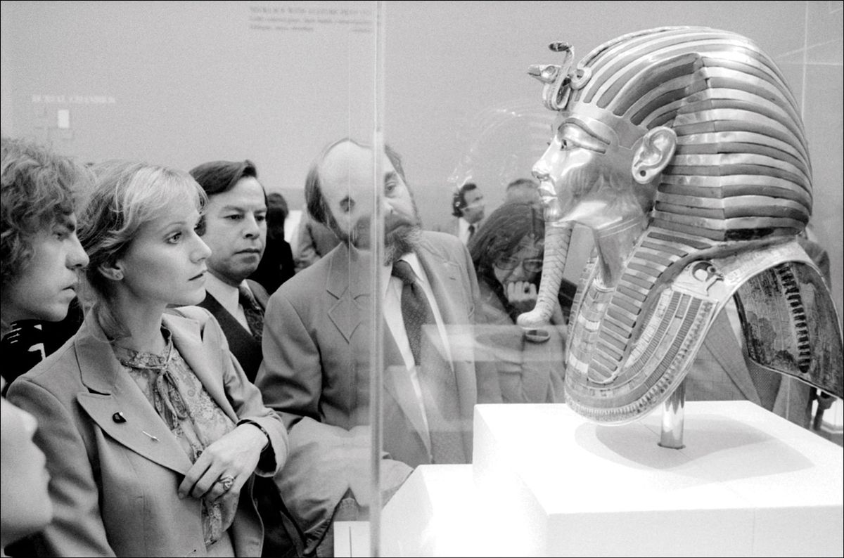 The birth of the blockbuster: visitors admire artefacts on display in the Metropolitan Museum of Art’s King Tut show in 1978 © Allan Tannenbaum/Getty Images
