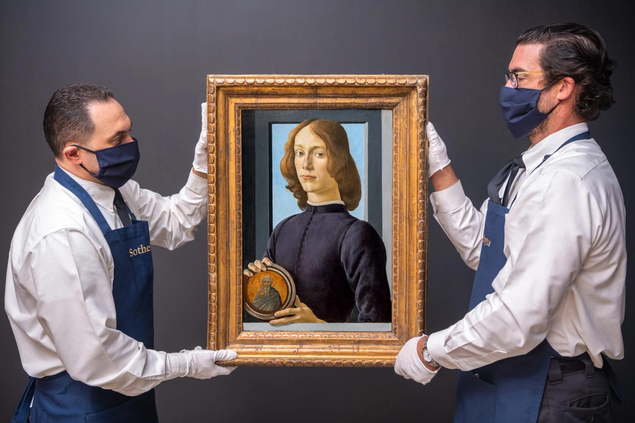 桑德罗·波提切利（Sandro Botticelli）的年轻男子手持圆领被苏富比大师周（Sotheby's Masters Week）在纽约举行的系列拍卖会上出售，这是苏富比拍卖行的赞助