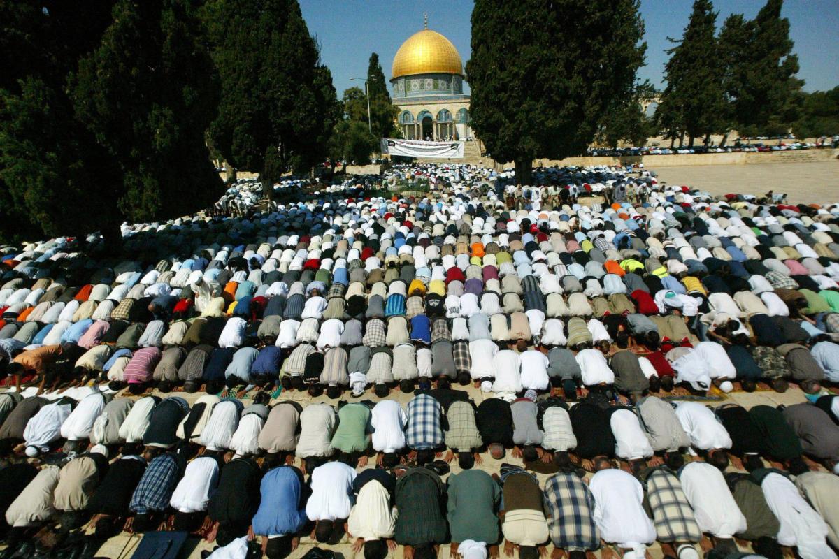 Muslim worshippers on the al-Aqsa mosque plateau, known to Muslims as the Haram al-Sharif Noble Sanctuary and Jews as the Temple Mount © Reuters/Ammar Awad