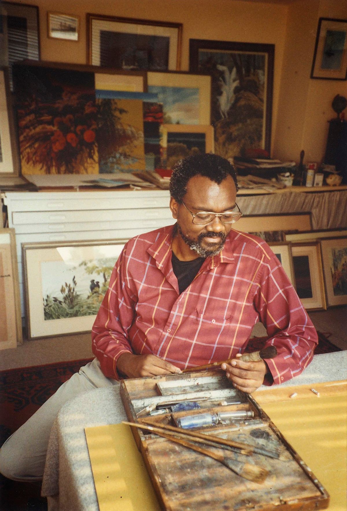 Jesse Murry with John Constable’s paint brushes, Somerset, England, 1991. Photograph by Richard Constable. Courtesy of The Jesse Murry Foundation.