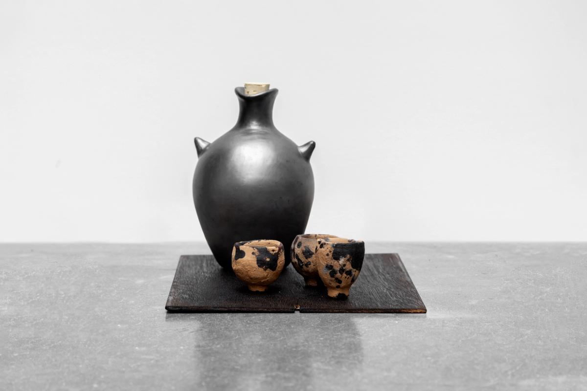 Rirkrit Tiravanija & Cooperativa 1050º, Untitled (botella barro negro y mezcaleros) (2022). Courtesy Kurimanzutto.