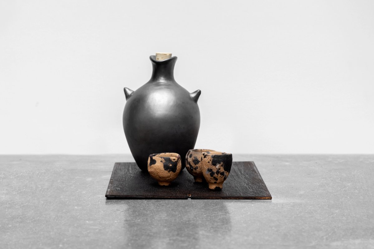 Rirkrit Tiravanija & Cooperativa 1050º, Untitled (botella barro negro y mezcaleros) (2022). Courtesy Kurimanzutto.