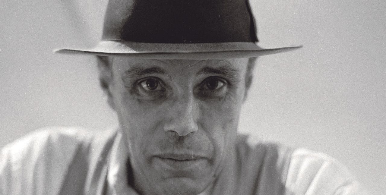 Joseph Beuys于1975年摄影:Caroline Tisdall