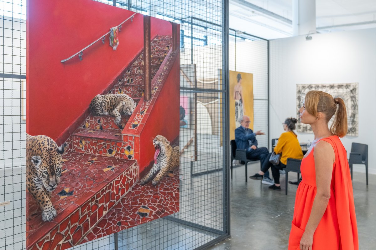 A visitor during the first day of SP-Arte's 2024 edition SP–Arte/Divulgação