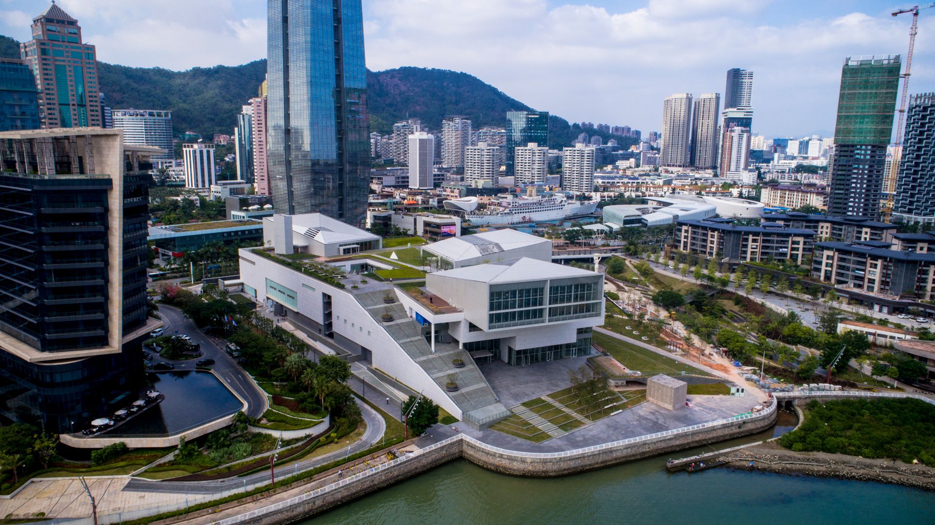 Design Society, designed by the Japanese architect Fumihiko Maki, is the centrepiece of the 71,000 sq. m Sea World Culture and Arts Center in Shekou, Shenzhen Design Society