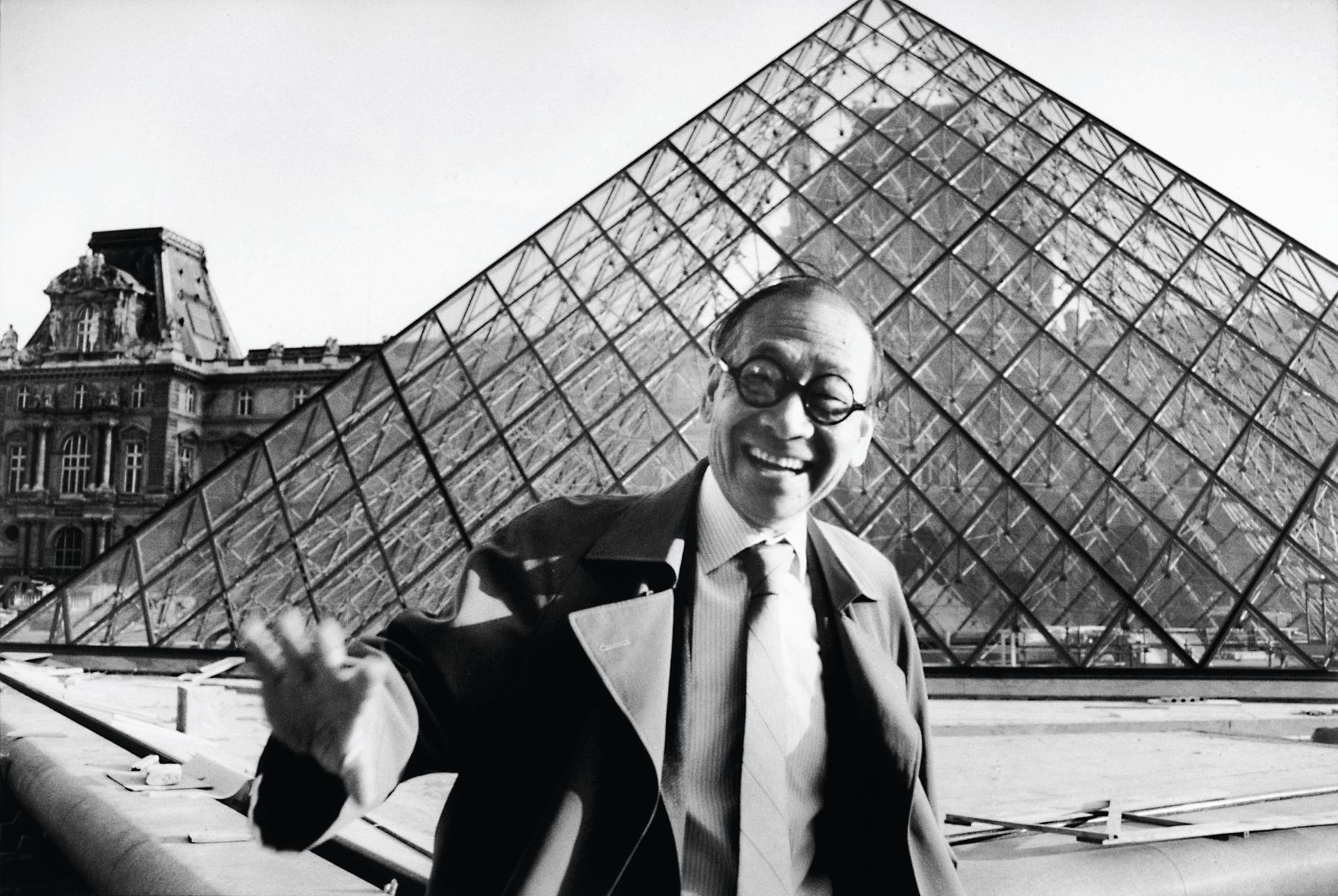 Ieoh Ming Pei in front of the Louvre pyramid © Marc Riboud