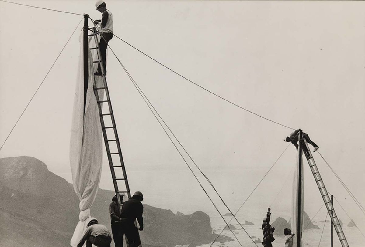Gianfranco Gorgoni's photograph Running Fence, Sonoma and Marin Counties, California, 1972-76, Attaching panels to poles Gianfranco Gorgoni