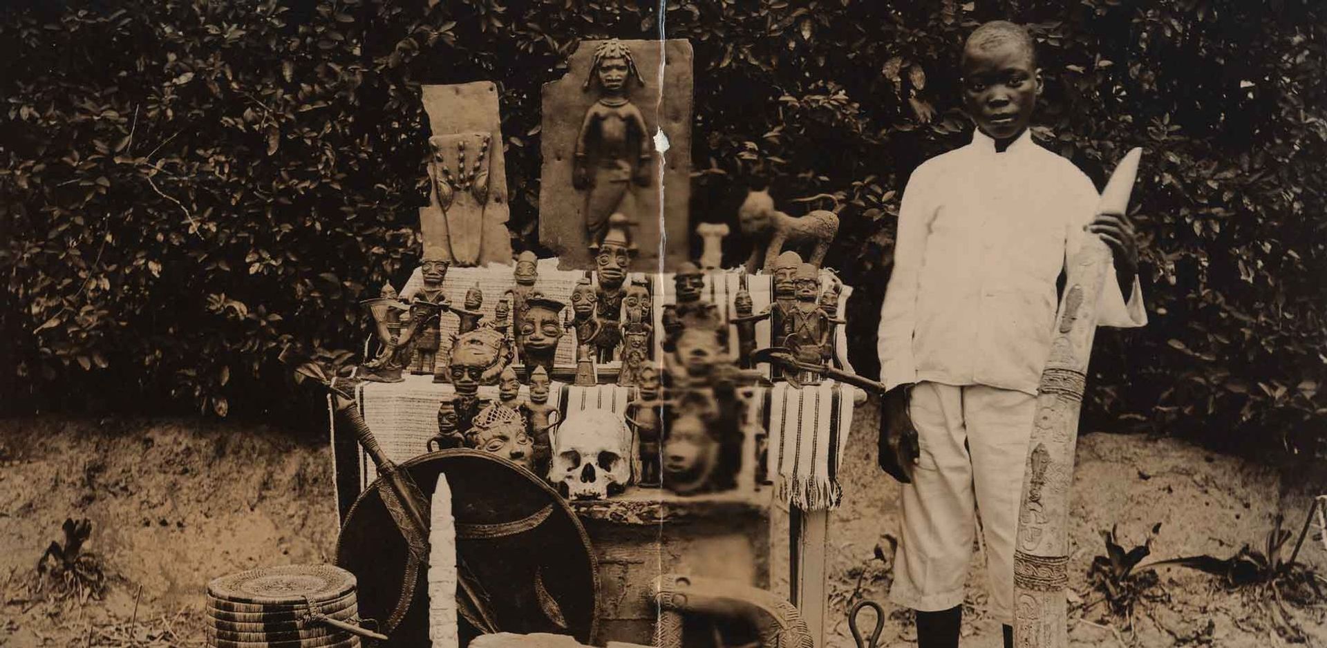 Unidentified photographer, A son of Chief Eholla in Nigeria with objects from the Benin Kingdom (1900-02) © Ethnologisches Museum Berlin