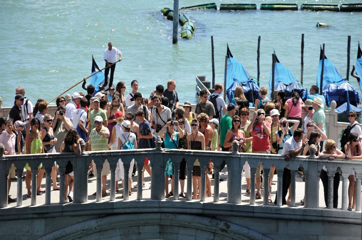 Tourists on the Ponte della Paglia Wolfgang Moroder