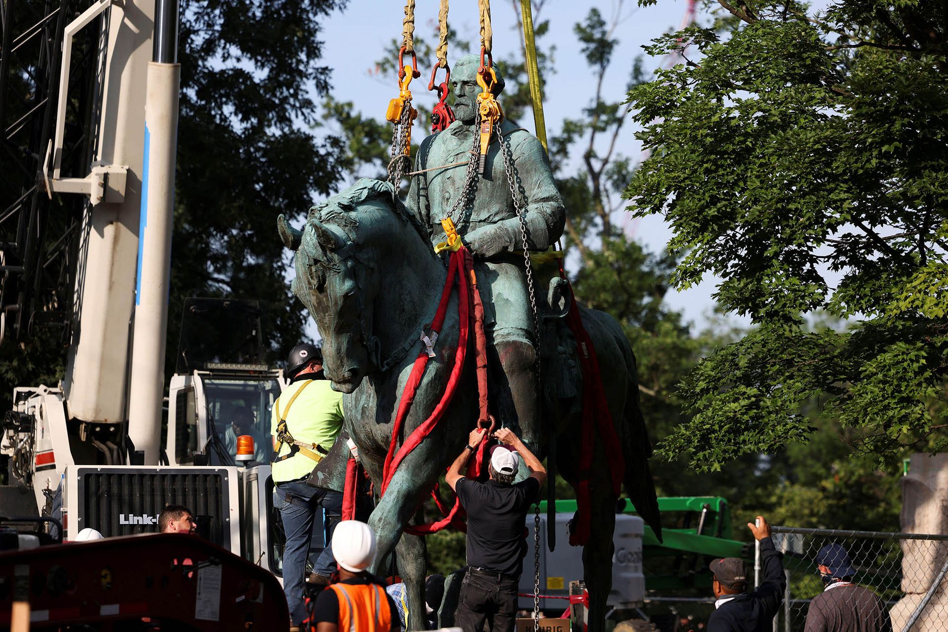A statue of Confederate general Robert E. Lee is removed in Charlottesville, Virginia, on 10 July 2021. Photo: Reuters/Evelyn Hockstein