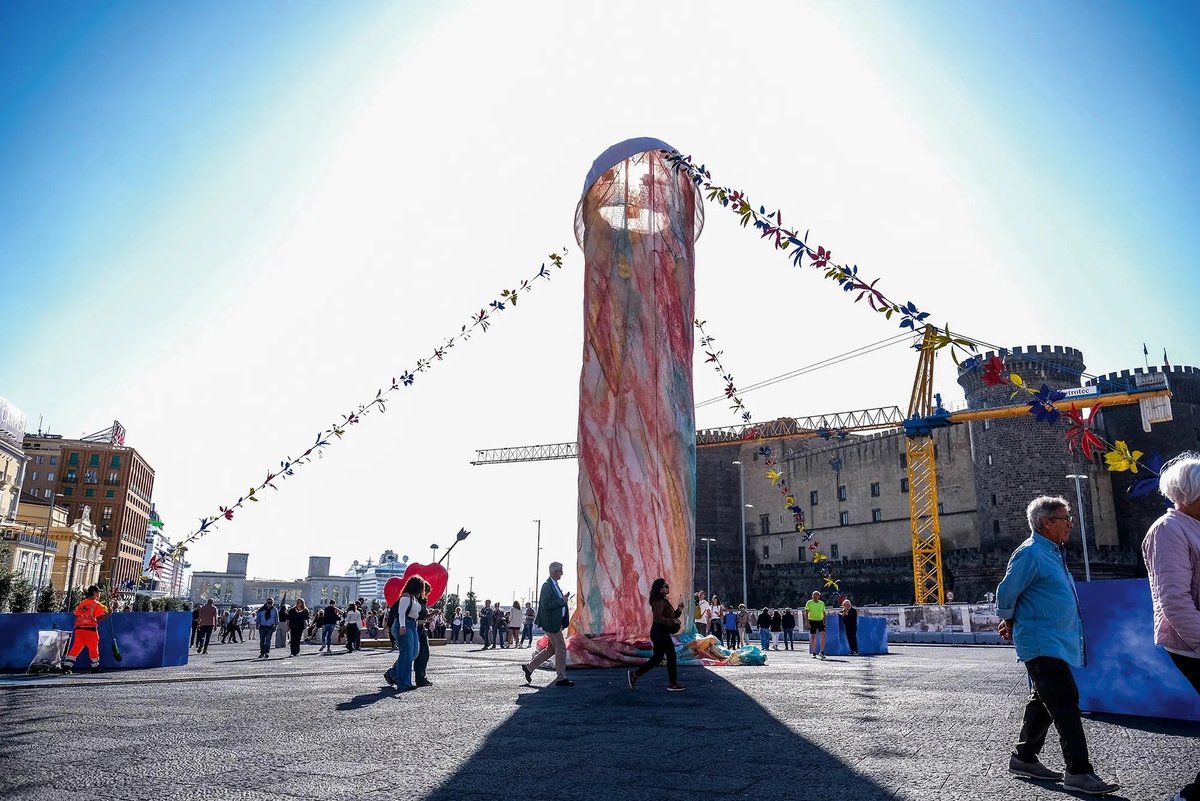 Big-dick energy? Gaetano Pesce’s Tu si’ na cosa grande has upset Naples’s right-wing councillors, who have called the 12m-high work an “abomination”
Photo: Antonio Balasco/Alamy Stock Photo