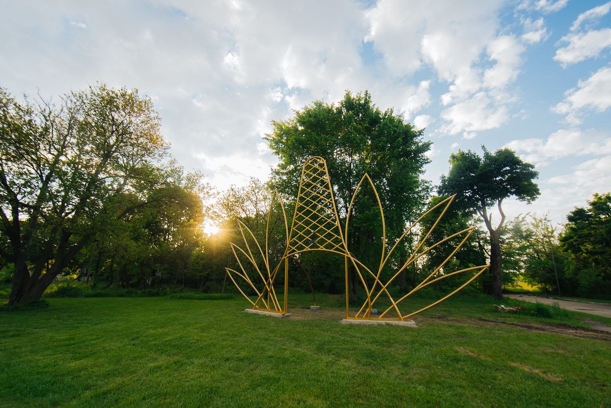 Jordan Weber's permanent installation New Forest, Ancient Thrones (2024) crowns the entryway to the Detroit Remediation Forest in East Canfield Art Park, East Canfield Village. Commissioned by Sidewalk
Detroit and created in collaboration with Canfield Consortium. Photo by Noah Elliott Morrison.