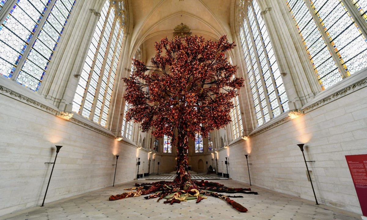 Joana Vasconcelos’s towering tree sculpture springs into life at French château Joana Vasconcelos’s towering tree sculpture springs into life at French château