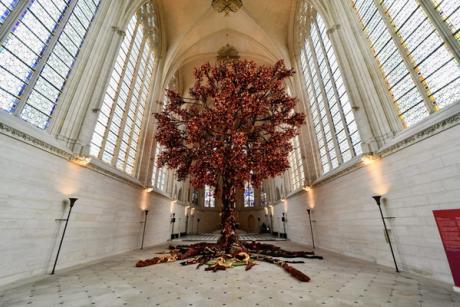  Joana Vasconcelos's towering tree sculpture springs into life at French château 