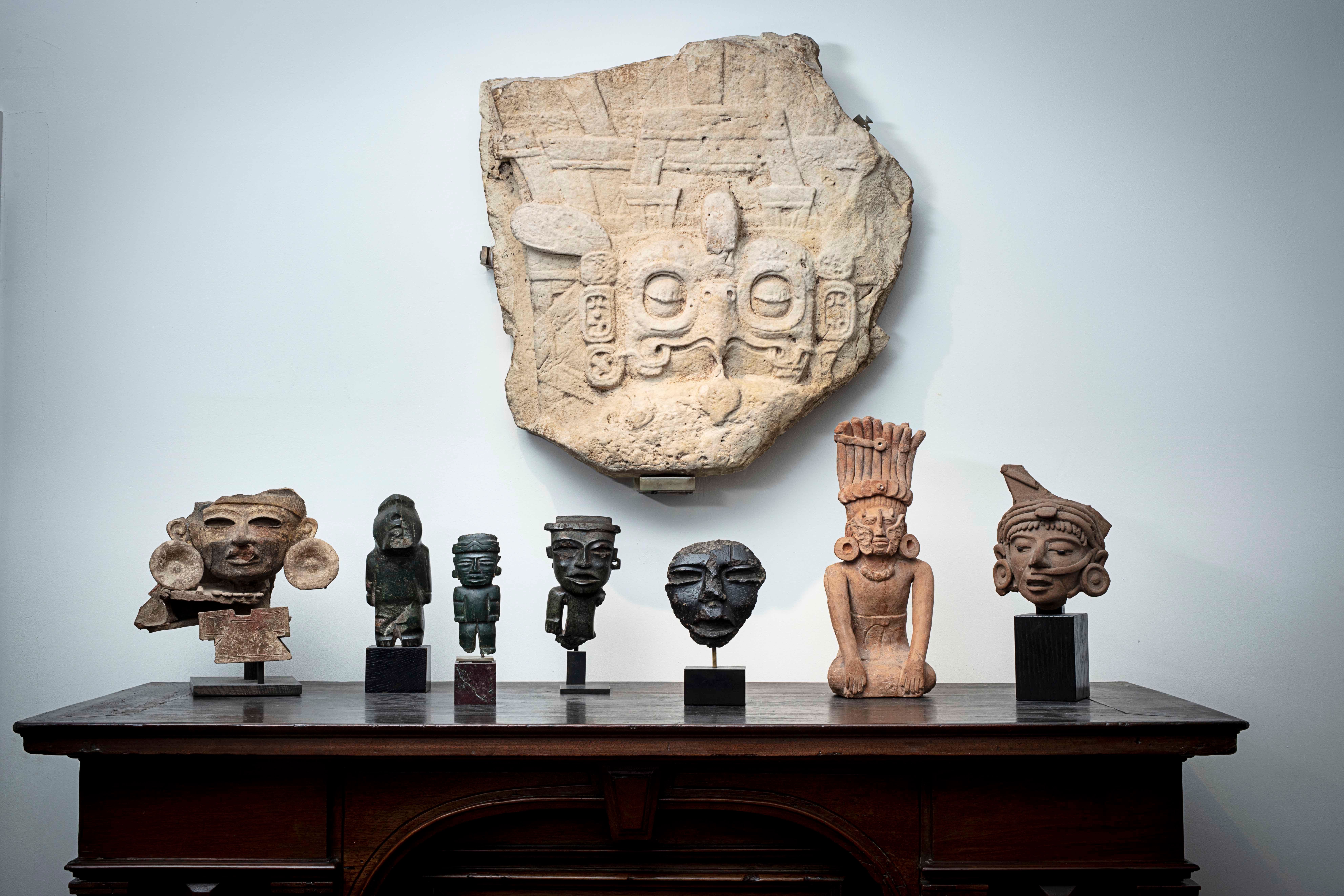 This Mayan relief, taken in the early 1960s from a stele at the Mayan site of Piedras Negras, was withdrawn from the sale at Millon yesterday ©Millon/Drouot.