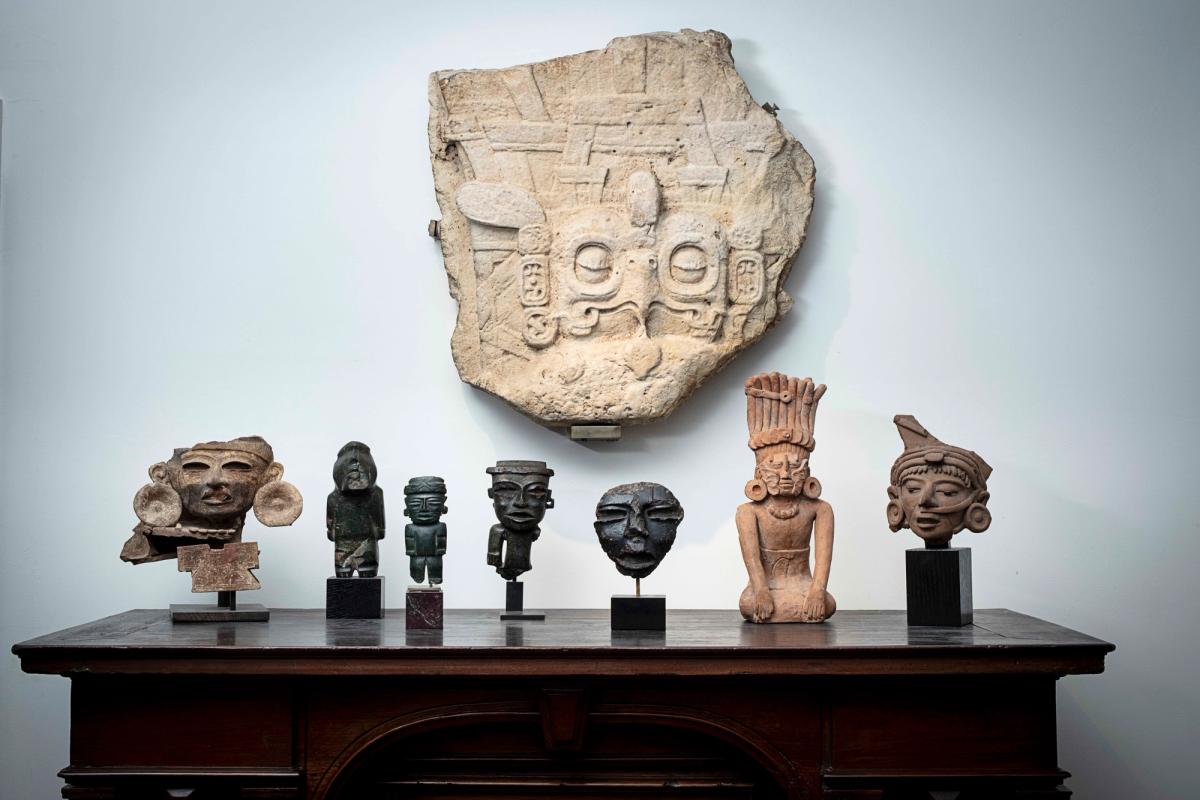 This Mayan relief, taken in the early 1960s from a stele at the Mayan site of Piedras Negras, was withdrawn from the sale at Millon yesterday ©Millon/Drouot.